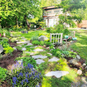 Tiny House with HOT TUB, close to golf and skiing!!
